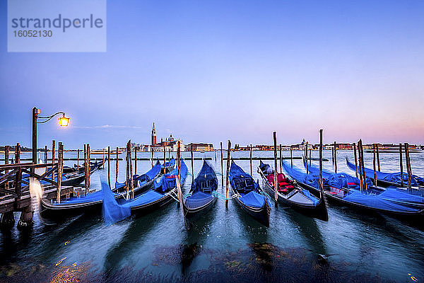 Italien  Venetien  Venedig  Klarer Himmel über Gondeln im Yachthafen in der Abenddämmerung