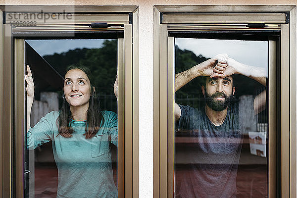 Ein Paar schaut aus dem Fenster und denkt an die Zukunft