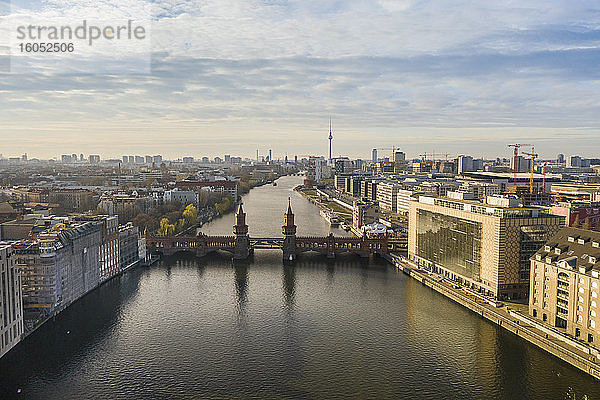 Deutschland  Berlin  Luftaufnahme der Oberbaumbrücke und des Spreekanals