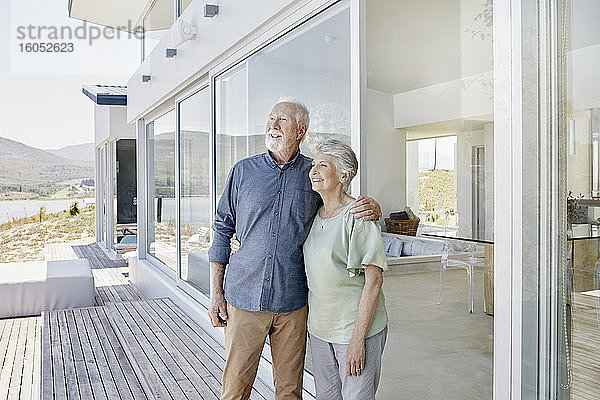 Glückliches älteres Paar in einem luxuriösen Strandhaus