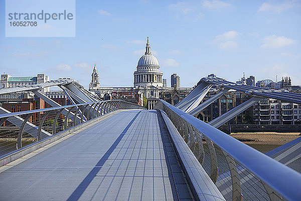 UK  England  London  Leere Millennium-Brücke mit St. Pauls Cathedral im Hintergrund