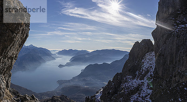 Panoramablick auf den Comer See von den Bergen aus  Italien