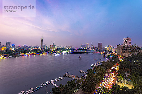 Ägypten  Kairo  Nil mit Kairo-Turm auf der Insel Gezira in der Abenddämmerung