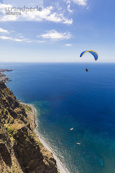 Portugal  Gleitschirmfliegen über der Cabo Girao Klippe im Sommer