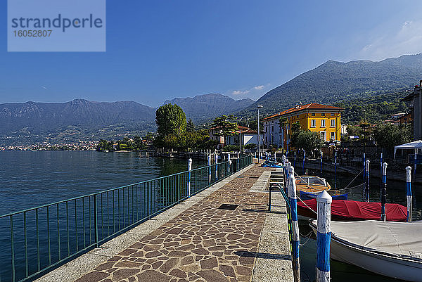 Italien  Lombardei  Sulzano  Boote auf dem Iseo-See