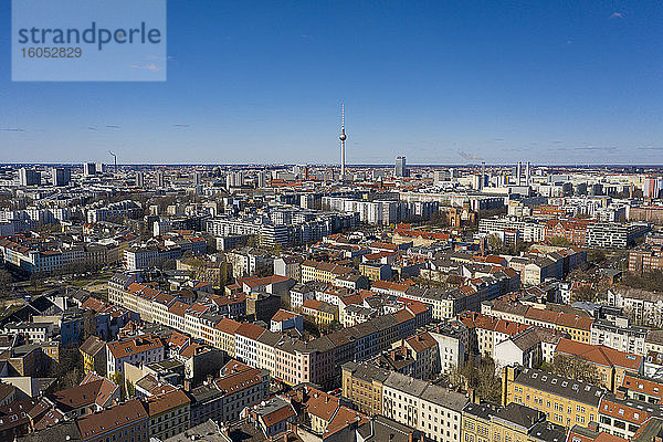 Deutschland  Berlin  Luftaufnahme des Bezirks Kreuzberg mit Fernsehturm Berlin im Hintergrund