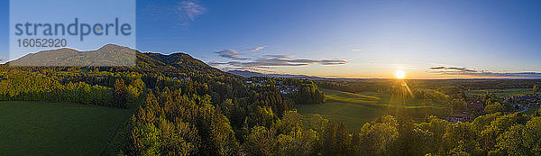 Deutschland  Bayern  Bad Heilbrunn  Drohnenansicht einer grünen Landschaft bei Sonnenuntergang