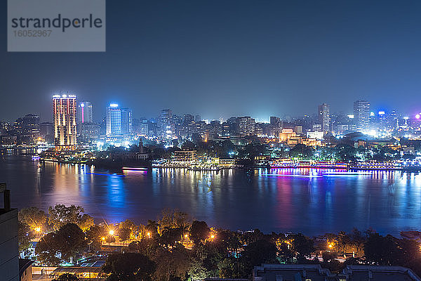 Ägypten  Kairo  Nil und Skyline der Stadt bei Nacht beleuchtet
