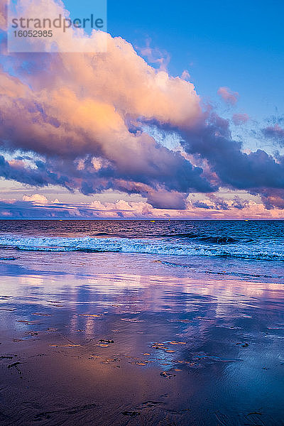 Spanien  Teneriffa  Lila Wolken über dem Sandstrand der Insel Teneriffa in der stimmungsvollen Abenddämmerung