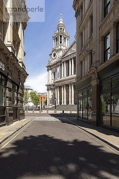 UK  London  St Paul's Cathedral an einem sonnigen Tag