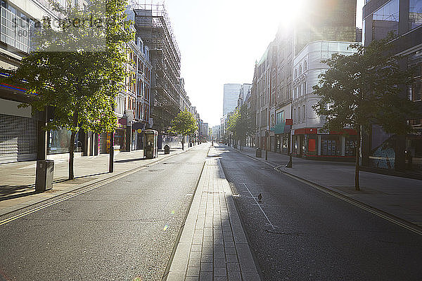UK  England  London  Sonne scheint über leere Oxford Street