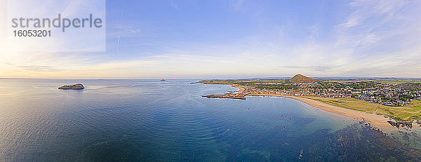 UK  Schottland  North Berwick  Drohnenansicht des Firth of Forth und der Küstenstadt im Sommer