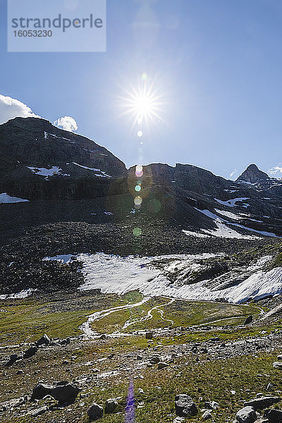 Bergkette mit schmelzenden Gletscherströmen gegen den Himmel an einem sonnigen Tag