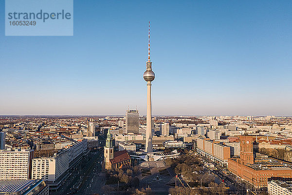 Deutschland  Berlin  Luftaufnahme des Fernsehturms Berlin und des Alexanderplatzes