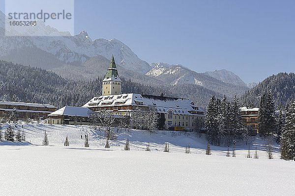Deutschland  Bayern  Schloss Elmau im schneebedeckten Wettersteingebirge