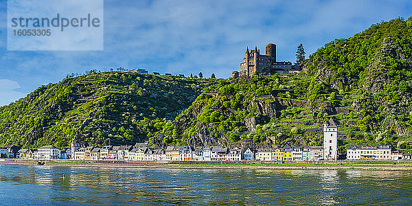 Deutschland  Rheinland-Pfalz  Sankt Goarshausen  Panorama der Burg Katz mit Blick auf die Stadt am Fluss