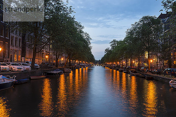Niederlande  Provinz Nordholland  Amsterdam  Herrengracht  Kanal in der Abenddämmerung beleuchtet