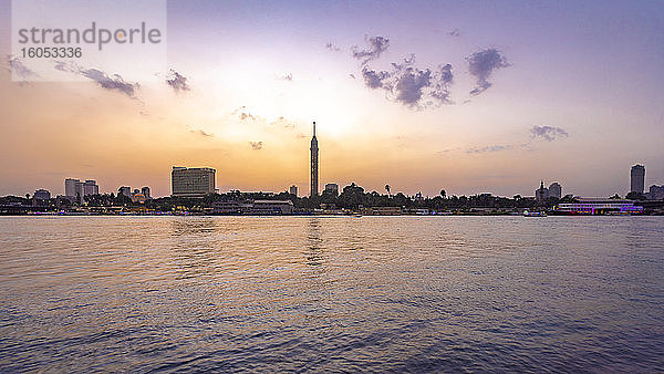Ägypten  Kairo  Kairoer Turm auf der Gezira-Insel über den Nil bei Sonnenuntergang gesehen