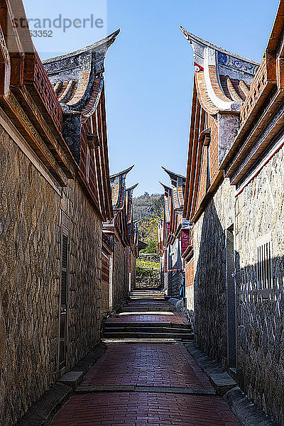 Taiwan  Kinmen  Jinsha  Gasse zwischen traditionellen Häusern im Dorf der Volkskultur von Kinmen