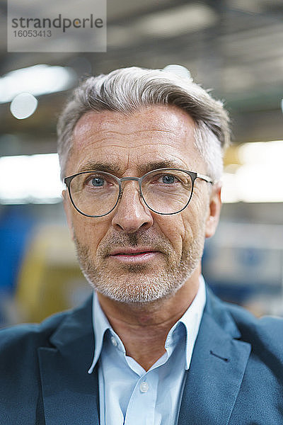 Porträt eines selbstbewussten reifen Geschäftsmannes mit Brille