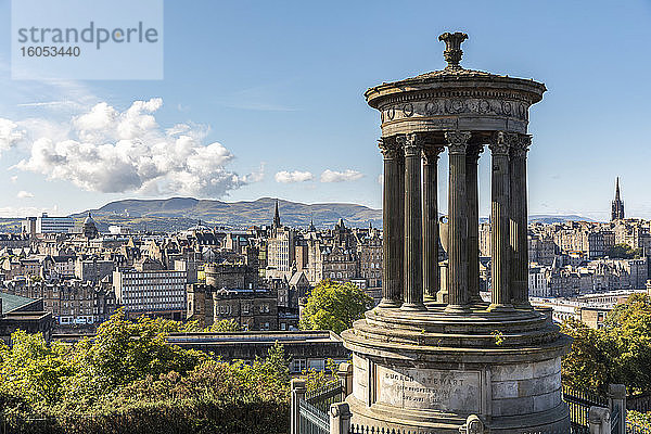 UK  Schottland  Edinburgh  Blick auf die Stadt vom Calton Hill mit dem Dugald Stewart Monument im Vordergrund