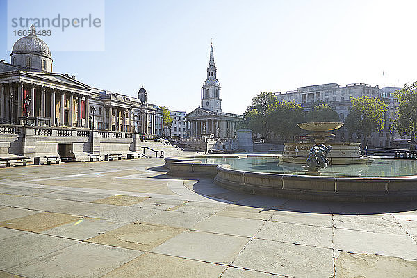 UK  England  London  Springbrunnen am leeren Trafalgar Square