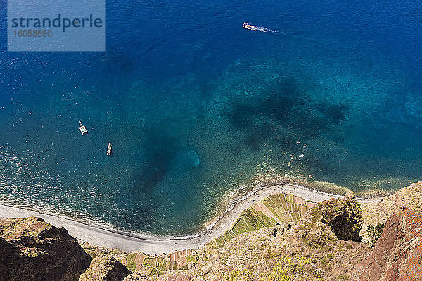 Portugal  Kurvenreiche Straße entlang der Küste der Insel Madeira von der Spitze des Felsens Cabo Girao aus gesehen