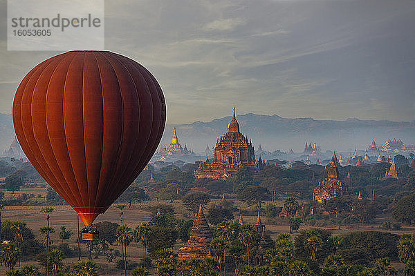 Myanmar  Region Mandalay  Bagan  Heißluftballonfahrt über buddhistischen Tempeln in der Morgendämmerung