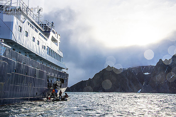 Touristen besteigen ein Kreuzfahrtschiff von einem Schlauchboot nahe der Küste von Elephant Island