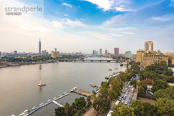 Ägypten  Kairo  Nil mit Skyline und Stadtzentrum von Garden City aus