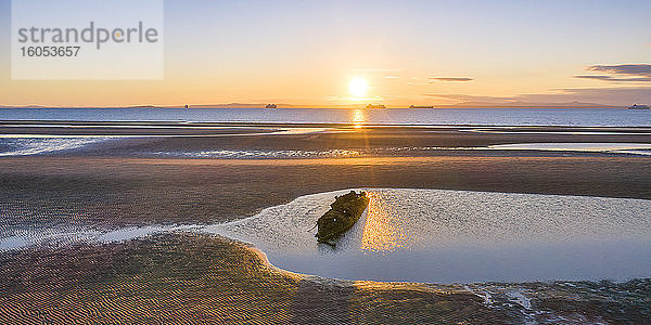 UK  Schottland  Wrack eines X-Craft-U-Boots am Ufer der Aberlady Bay bei Sonnenuntergang