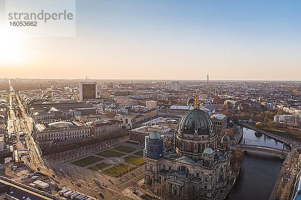 Deutschland  Berlin  Luftaufnahme des Berliner Doms und der Museumsinsel bei Sonnenuntergang