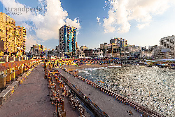 Ägypten  Alexandria  Stadtbild mit Stanley-Strand bei Sonnenuntergang