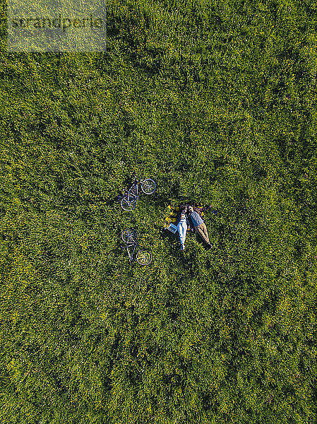 Ehepaar im Gras liegend  Luftaufnahme
