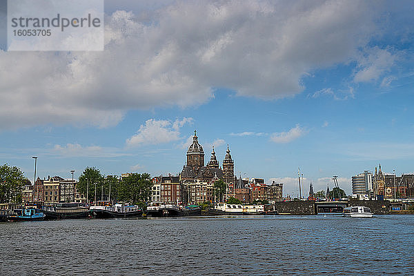 Niederlande  Provinz Nordholland  Amsterdam  St.-Nikolaus-Basilika über die Gracht gesehen