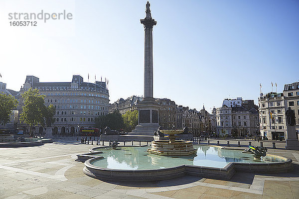 UK  England  London  Springbrunnen und Nelsons-Säule am leeren Trafalgar Square