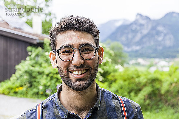 Porträt eines glücklichen jungen Mannes  Reichenwies  Oberammergau  Deutschland
