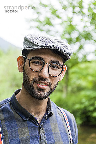 Porträt eines jungen Mannes mit Brille und Mütze