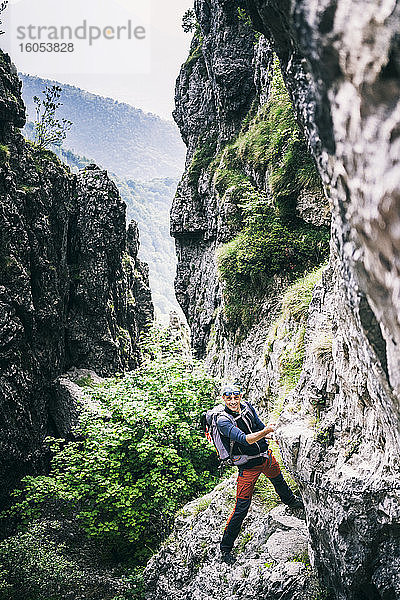 Bergsteiger beim Klettern auf dem Klettersteig  Orobie  Europäische Alpen  Como  Italien