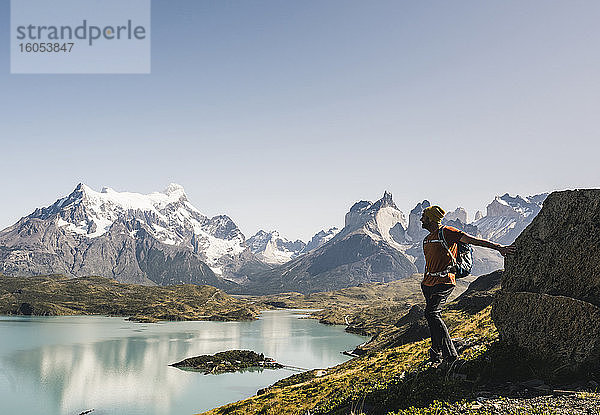 Mann stehend am See gegen den klaren Himmel  Torres Del Paine National Park  Patagonien  Chile