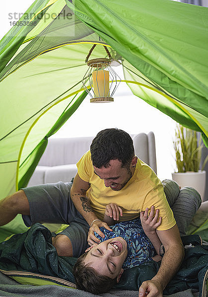 Vater und Sohn im Zelt zu Hause