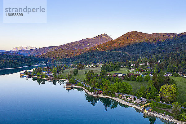 Deutschland  Bayern  Kochel am See  Drohnenansicht des Dorfes am Ufer des Walchensees in der Frühlingsdämmerung