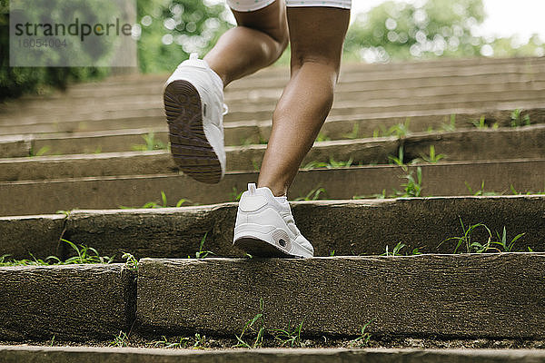 Joggerin auf Stufen