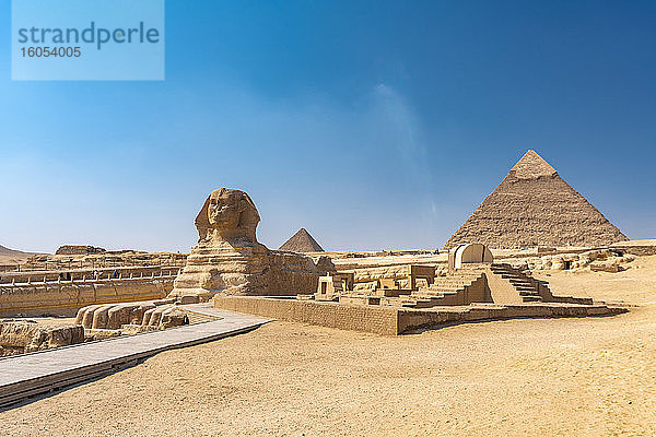 Ägypten  Gizeh Gouvernement  Gizeh  Große Sphinx von Gizeh und Gizeh Pyramiden