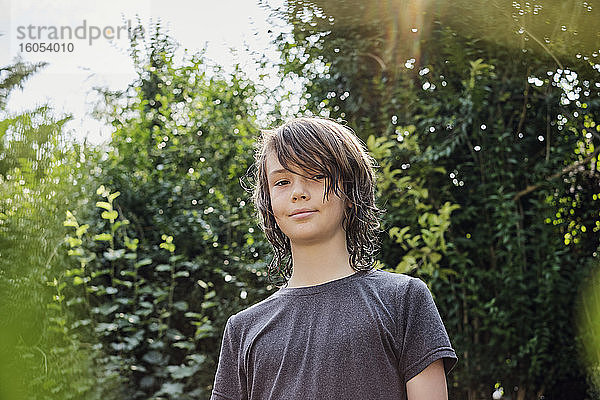 Junge im Hof stehend an einem sonnigen Tag