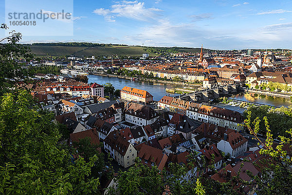 Deutschland  Franken  Bayern  Würzburg  Ansicht der Altstadt mit Alter Mainbrücke am Main