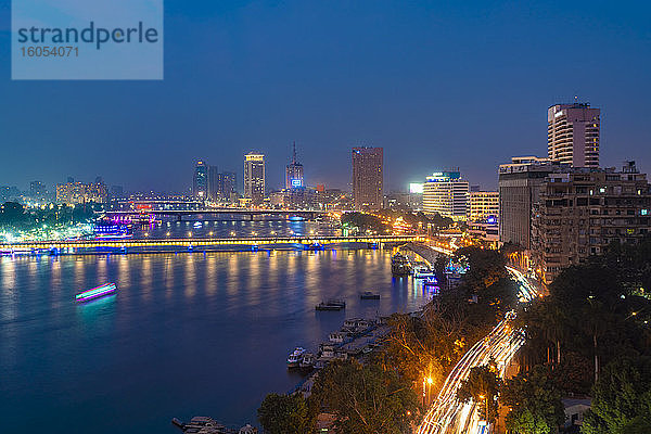 Ägypten  Kairo  Nil und Skyline der Innenstadt bei Nacht