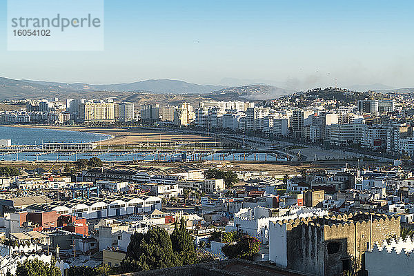 Marokko  Tanger-Tetouan-Al Hoceima  Tanger  Hafen und Wohngebäude der Küstenstadt
