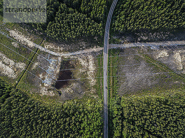 Russland  Oblast Leningrad  Tichwin  Luftaufnahme von Strommasten inmitten eines abgeholzten Gebiets