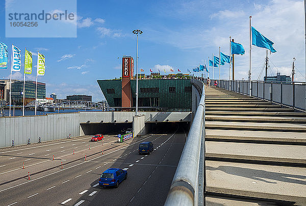 Niederlande  Provinz Nordholland  Amsterdam  Autobahn und Wissenschaftsmuseum NEMO
